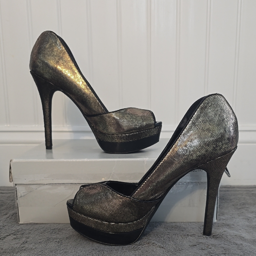 Jessica Simpson Evette Heels Metallic Peep-Toe Platform High Heels - Black/Gold